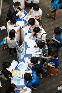 본문 이미지 - 구직자들이 2일 서울 강남구 삼성동 코엑스에서 열린 '시간선택제 일자리 채용박람회'에서 구직표를 작성하고 있다. 고용노동부가 주최하고 잡코리아가 운영하는 이번 박람회는 기업과 공공기관 등 90여 곳이 참여해 3100여 명을 채용할 계획이다. 2014.7.2/뉴스1 © News1   유승관 기자