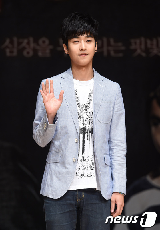 (서울=뉴스1스포츠) 권현진 기자 = 에이젝스 효준이 2일 오후 서울 일지아트홀에서 열린 웹드라마 ‘뱀파이어의 꽃’ 제작발표회에 포즈를 취하고 있다.‘뱀파이어의 꽃’은 뱀파이어의 …