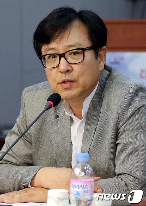 (서울=뉴스1) 이광호 기자 = 2일 오후 서울 여의도 국회의원회관에서 열린 '7.14 전당대회 쇄신과 새누리당의 미래' 긴급토론회에서 홍성걸 국민대교수가 주제발표를 하고 있다. …