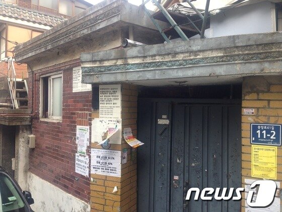 본문 이미지 - 2일 신정2-1구역의 한 폐가에 재개발사업을 찬성하는 벽지와 반대하는 벽지 등이 붙어있다. /사진=최동순 기자 © News1 