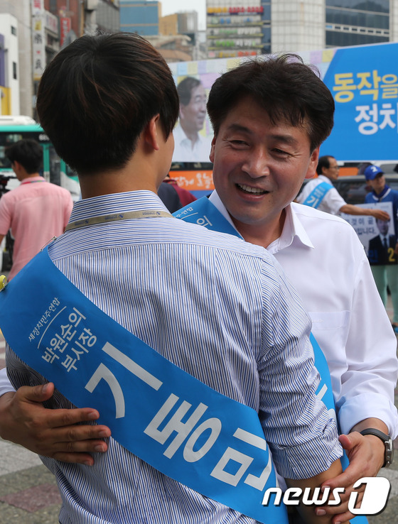 (서울=뉴스1) 송원영 = 기동민 새정치민주연합 동작을 후보가 20일 서울 동작구 사당역에서 아들을 만나 인사를 나누고 있다. 2014.7.20/뉴스1