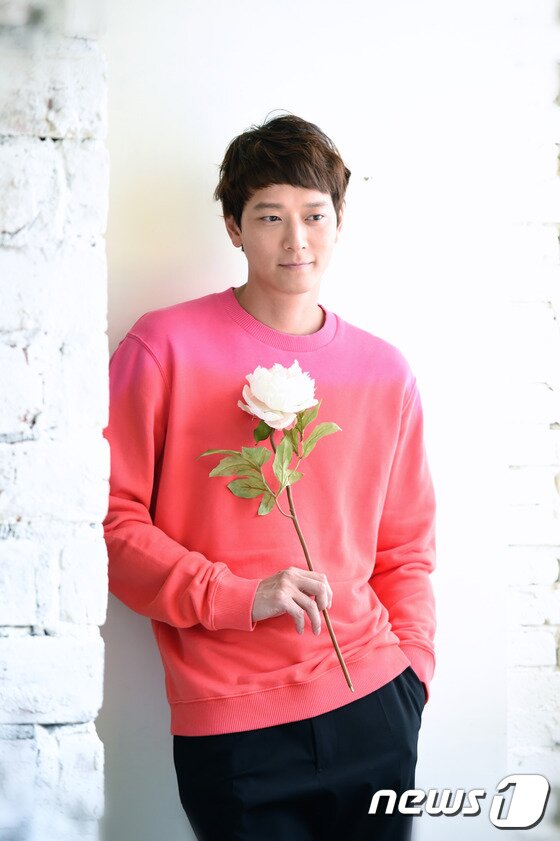 본문 이미지 - 배우 강동원이 영화 '군도: 민란의 시대'를 찍으면서 배우 하정우와 돈독한 친분이 생겼음을 밝혔다. ⓒ News1스포츠 권현진 기자