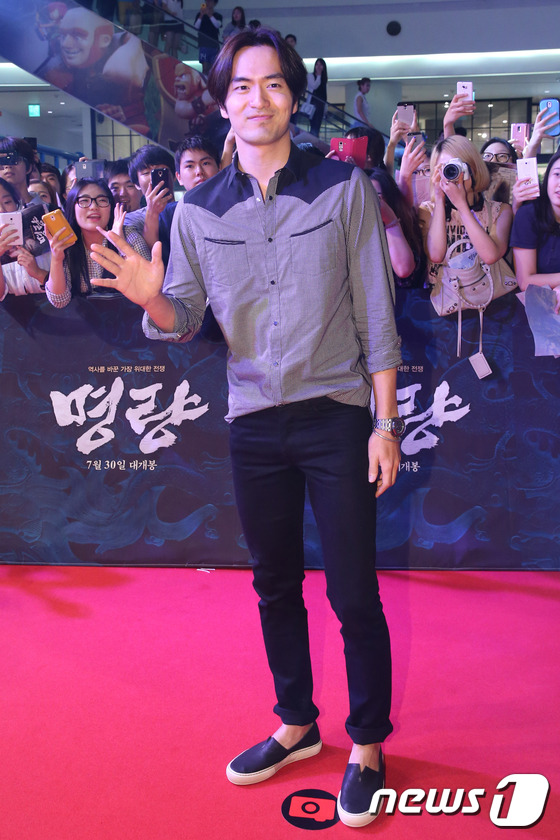 배우 이진욱이 21일 오후 서울 CGV 영등포에서 열린 영화 '명량' VIP 시사회에 참석해 레드카펫을 밟고 있다. 2014.7.21 스타뉴스/뉴스1