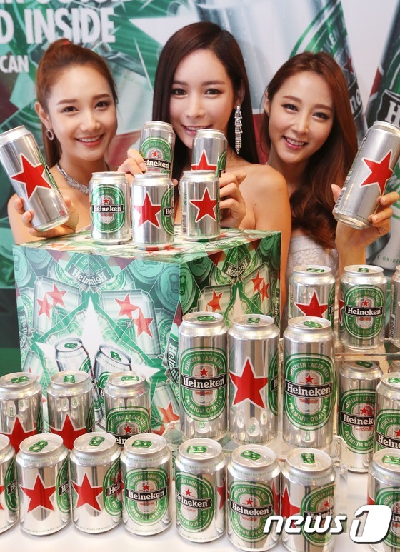 (서울=뉴스1) 이종덕 = 맥주브랜드 하이네켄 모델들이 22일 오전 서울 명동 이비스호텔에서 새롭게 디자인 된 캔을 선보이고 있다.새 디자인은 하이네켄의 아이코닉한 디자인적 요소들 …