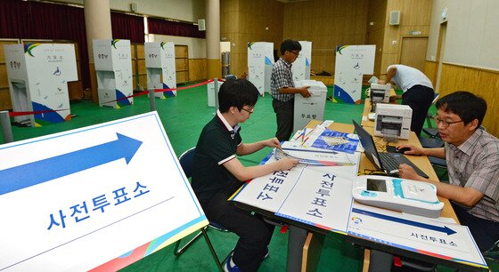 본문 이미지 - 7·30 국회의원 재보궐선거 사전투표를 하루 앞둔 24일 오전 경기도 수원 원천동주민센터에서 영통구선관위 관계자들이 사전투표소를 설치 후 점검을 하고 있다. 2014.7.24/뉴스1 ⓒ News1 김영진