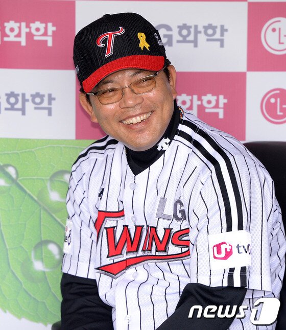 본문 이미지 - 양상문 LG 트윈스 감독은 26일 롯데 자이언츠와의 홈경기 승리의 요인으로  선발 우규민의 호투와 팀의 후반 공격력을 꼽았다. ⓒNews1 DB