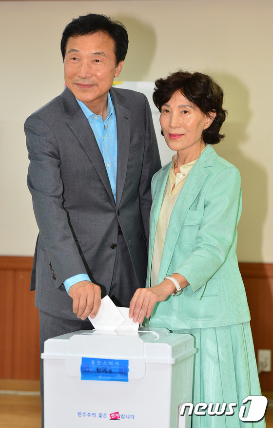 (수원=뉴스1) 김영진 = 7·30 국회의원 재보궐선거 사전투표일인 25일 오전 경기도 수원 우만 2동 사전투표소에서 수원병에 출마한 새정치민주연합 손학규 후보가 부인 이윤영씨와 …