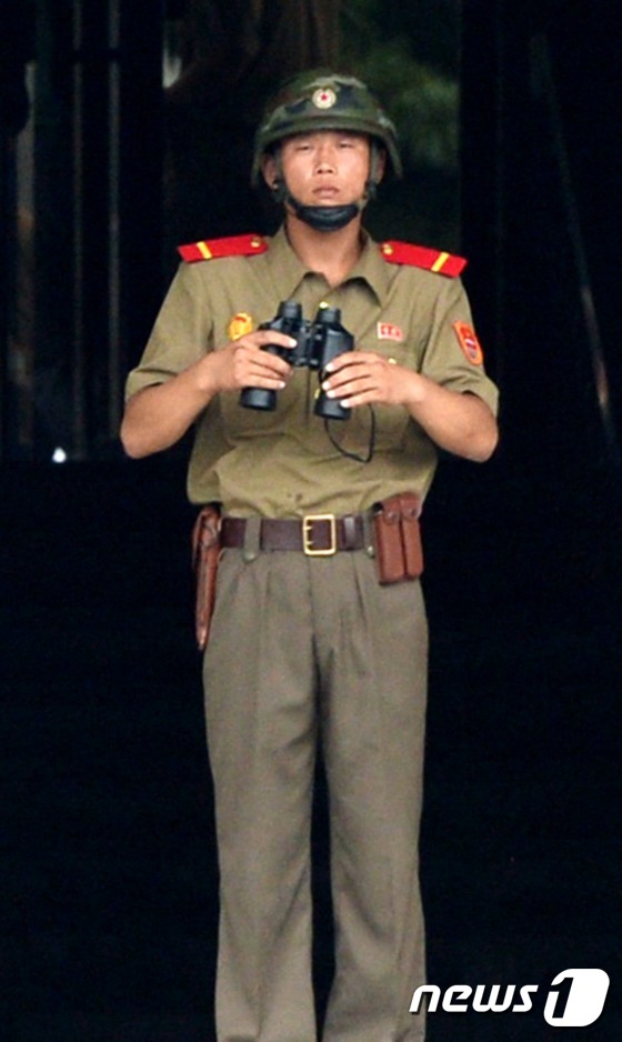 귀 덮는 방탄 헬멧 쓴 북한 병사