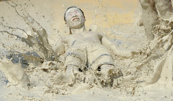 본문 이미지 - 27일 강원 동해시 망상해변에서 지역 천연광물인 화이트견운모를 이용한 축제가 열린 가운데 한 피서객이 화이트견운모 풀에 몸을 던지고 있다. 이곳에서는 내달 3일까지 망상해변축제가 진행되며 현재까지 50여 만명의 피서객이 방문했다. 2014.7.27/뉴스1