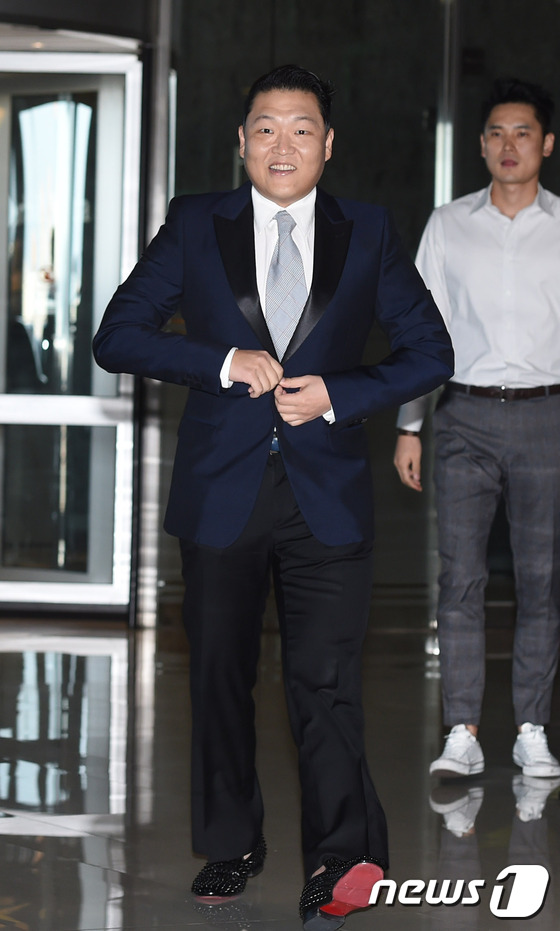 (서울=뉴스1스포츠) 권현진 = 가수 싸이가 27일 오후 서울 광장동 쉐라톤 워커힐 호텔에서 열리는 축구 스타 박지성과 김민지 전 SBS 아나운서의 결혼식에 참석하고 있다.박지성과 …