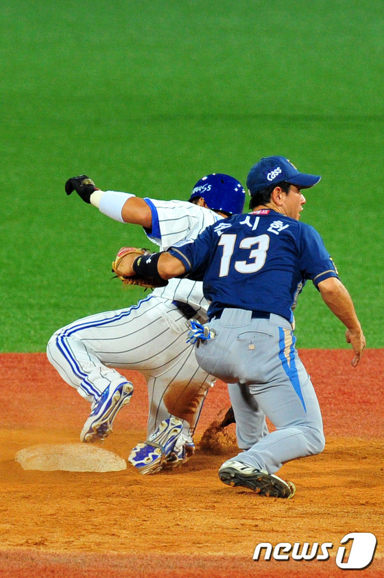 (포항 =뉴스1) 최창호 = 27일 오후 포항 야구장에서 열린 2014 한국야쿠르트 세븐 프로야구 삼성 라이온즈와  NC다이노스 경기 8회말 무사 삼성 이승엽이 우익수 오른쪽을 빠 …