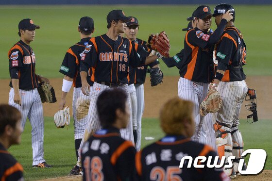 본문 이미지 - 롯데가 롯데정보통신과 함께 국내 구단 최초로 자체 시스템에서 티켓 결제가 가능한 '롯데자이언츠 모바일 앱'을 개발했다. NC전을 앞둔 10월10일에 1차 오픈한다. ⓒ News1 DB