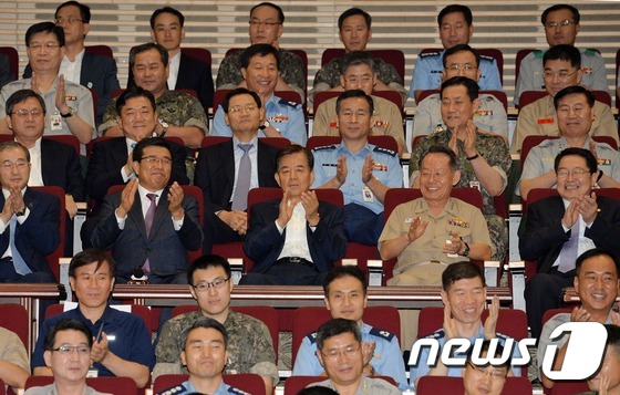 (서울=뉴스1) 손형주 = 한민구 국방부 장관을 비롯한 국방부 및 합참 직원들이 28일 오전 서울 용산 국방부 대강당에서 명랑대첩을 소재로 한 최초의 작품인 영화 '명량' 특별시사 …