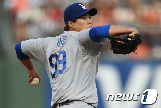 본문 이미지 - 류현진이 1일 샌디에이고와의 원정경기에 선발 등판해 4회까지 1실점 호투를 이어갔다. /News1 ⓒ AFP=News1 DB