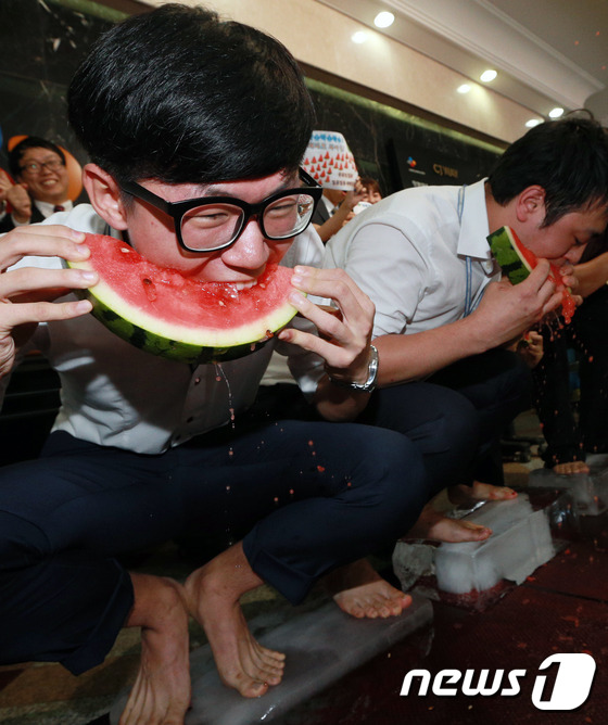 (서울=뉴스1) 오대일 = 중복(中伏)인 28일 서울 중구 CJ대한통운 본사에서 열린 '수박 빨리먹기 대회'에서 직원들이 얼음 위에 앉아 수박을 먹고 있다.CJ대한통운은 이날 전국 …