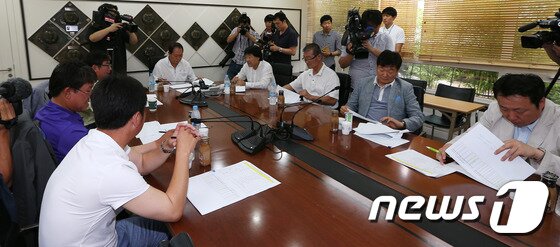 본문 이미지 - 한국야구위원회와 대한야구협회가 28일 야구회관에서 인천 아시안게임 기술위원회를 열고 최종엔트리를 확정 발표했다. 총 24명의 대표선수 중 13명이 군 미필자로 구성돼 있어 미필자에 대한 고려가 있었는지 의혹이 일고 있다. ⓒ뉴스1 DB