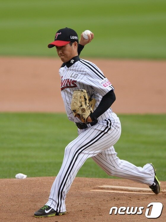 본문 이미지 - 신정락이 28일 잠실 롯데전에서 5.2이닝 3실점을 기록했다. 초반 제구 난조로 시즌 첫 승리요건은 놓쳤으나 4회부터 삼자범퇴 쇼를 펼치며 승리투수로서 합격점을 받았다. ⓒNews1 DB