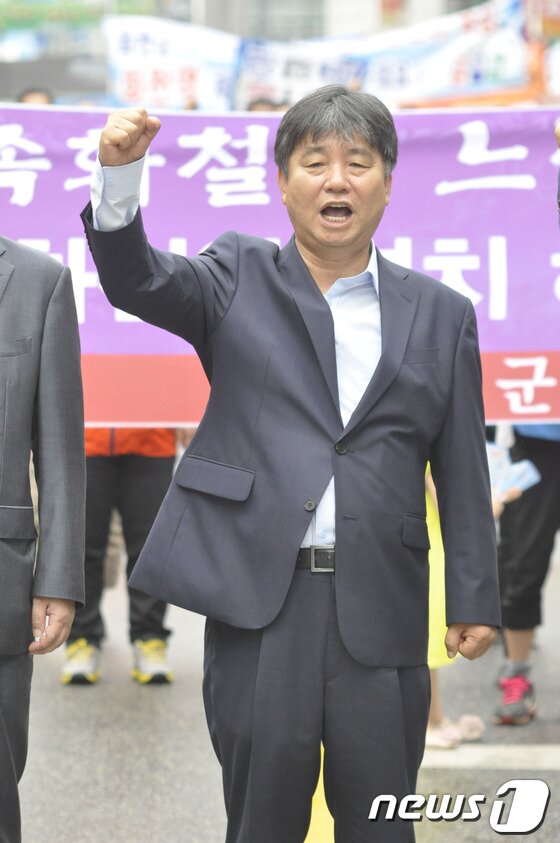 본문 이미지 - 3일 최문순 화천군수가 동서고속화철도 화천역 설치 결의대회에서 화천역 설치를 주장하고 있다.2014.7.3/뉴스1화천역 설치 범 군민대책위(위원장 정덕후)와 지역 사회단체 회원 300여명은 이날 화천관내 일원을 걸으며 동서고속화철도 화천역 설치 촉구결의 대회를 가졌다. © News1   홍성우 기자