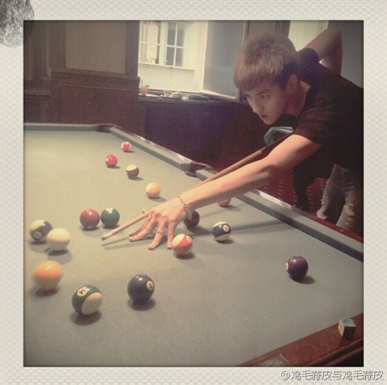 본문 이미지 - 엑소 전 멤버 크리스가 당구를 치며 휴식을 취하고 있는 모습을 공개했다 © 쉬징레이 웨이보 