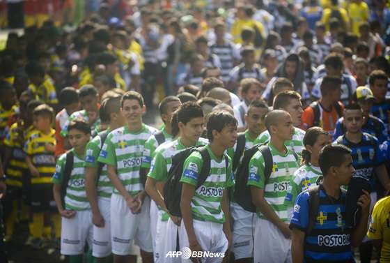 본문 이미지 - 안드레스 에스코바르의 추모  행사에 참여한 축국 선수들이 긴 줄을 이루고 있다.  모두가  4강 진출의 염원을 갖고 에스코바르를 추모하고 있다. © News1 