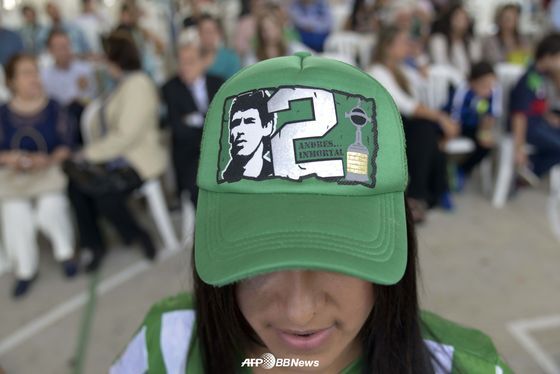 본문 이미지 - 한 여성 팬이 안드레스 에스코바르의 얼굴과 등번호 2번이 새겨진 모자를 쓰며 그를 추억했다. © News1 