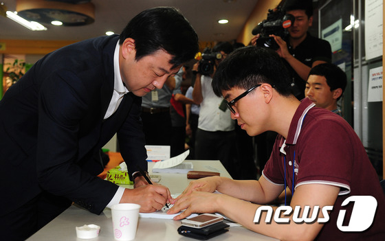 신분증 확인 하는 김용남 후보