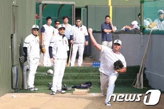 본문 이미지 - 두산의 새 외국인 투수 마야(오른쪽)가 잠실구장에서 불펜 피칭을 하고 있다. 칸투가 통역을 자청했고, 송일수 감독(왼쪽에서 두 번째)은 두 외국인 선수를 위해 배려하고 있다.  ⓒ News1 DB