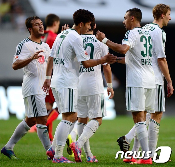 (서울=뉴스1) 박정호 = 걸 그룹 '걸스데이' 멤버 민아와 열애를 인정한 손흥민이 30일 오후 마포구 상암동 서울월드컵경기장에서 열린 LG전자 초청 바이엘 04 레버쿠젠(이하 레 …