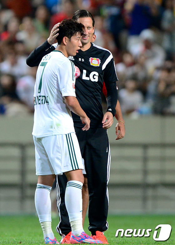 (서울=뉴스1) 박정호 = 30일 오후 마포구 상암동 서울월드컵경기장에서 열린 LG전자 초청 바이엘 04 레버쿠젠(이하 레버쿠젠) 한국투어 2014 FC 서울과의 경기 종료 후 로 …