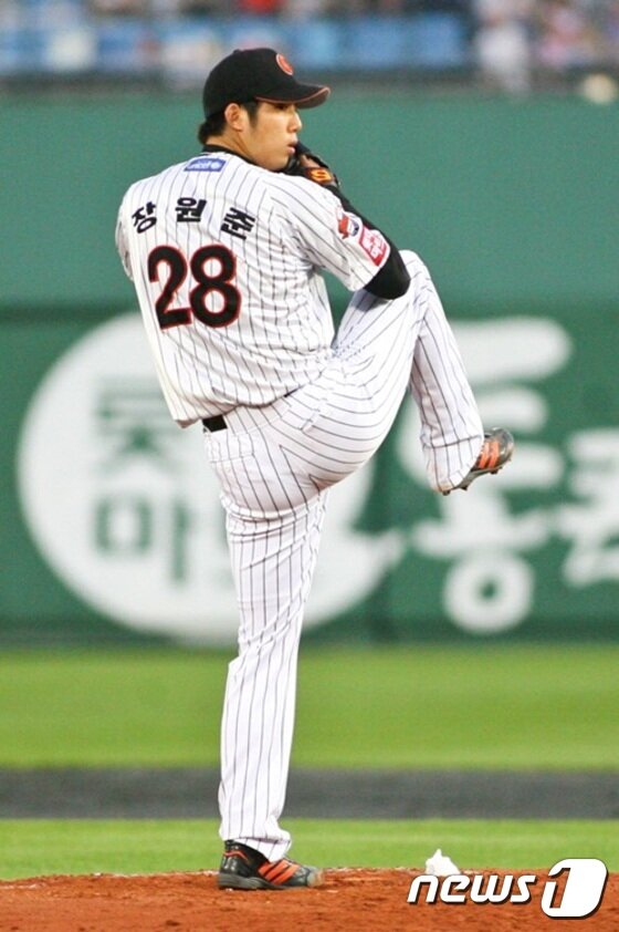 본문 이미지 - FA 장원준이 29일 두산과 4년 총 84억원에 계약했다. 롯데의 총 88억원을 거부한 뒤 새로운 팀을 선택했다. ⓒ News1 DB / 롯데 자이언츠 제공