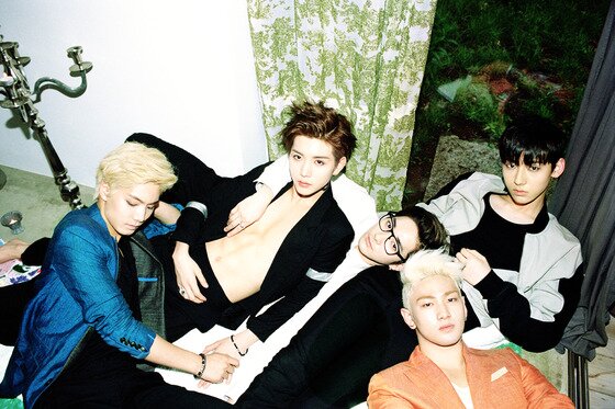 본문 이미지 - 그룹 뉴이스트가 최근 정규 1집 앨범 '뉴이스트 더 퍼스트 앨범 리:버스(NU’EST The First Album [Re:BIRTH])'를 발매하고 활발히 활동 중이다. ⓒ 플레디스 제공