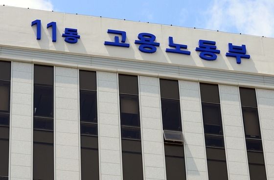 38명에게 간이대지급금 부정 수급시켜 1억 편취한 사업주 구속