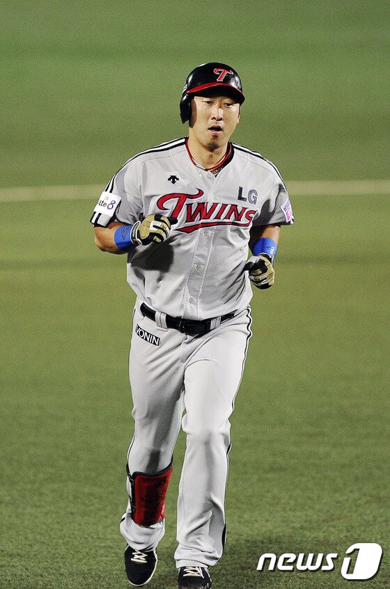 본문 이미지 - LG 4번 이병규(7번)가 9일 광주 KIA전에서 0-1로 뒤진 3회초 1사 만루에서 상대 선발 김병현을 두들겨 개인 통산 3번째 우월 그랜드 슬램을 터뜨렸다. 뉴스1 DB