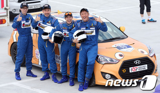 (서울=뉴스1)  = MBC '무한도전' 유재석, 노홍철, 하하, 정준하(왼쪽부터)가 4일 오전 인천 송도 스트릿 서킷에서 열리는 '2014 코리아스피드페스티벌' 연습주행을 마친 …