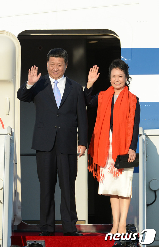 (서울=뉴스1) 박지혜 기자 = 1박 2일 일정으로 방한을 마친 시진핑 중국 국가주석 내외가 4일 오후 서울공항에 도착해 전용기에 탑승하기 전 손인사를 하고 있다. 2014.7.4 …