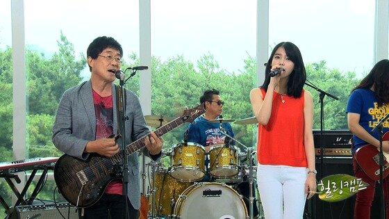 본문 이미지 - 아이유가 '너의 의미' 리메이크에 숨은 이야기를 밝혔다. © SBS  