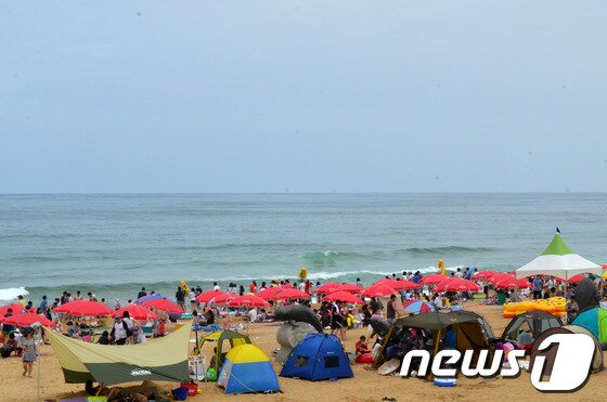 본문 이미지 - 5일 속초해수욕장에는 더위를 이기기위한 많은 피서객들로 북적이고 있다. 속초해수욕장은 지난 1일 강원도 동해안 92개 해수욕장 가운데 가장 빨리 문을 열었다. 2014.7.5/뉴스1 © News1   엄용주 
