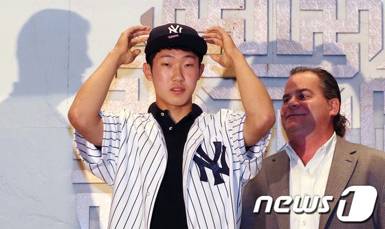 본문 이미지 - 박효준 선수가 5일 오후 서울 광진구 쉐라톤 그랜드 워커힐 코스모스홀에서 열린 뉴욕양키스 입단식에서 뉴욕양키스 유니폼을 입고 있다. 2014.7.5/뉴스1
