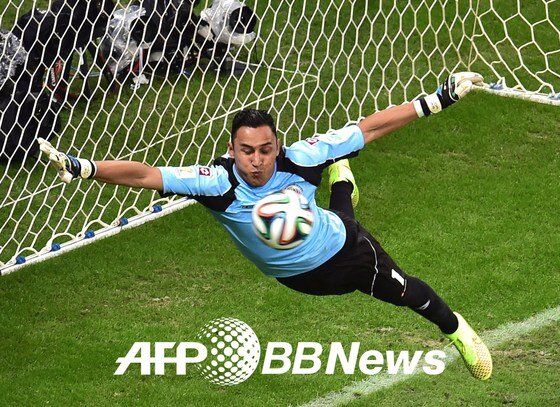 본문 이미지 - 코스타리카의 수문장 나바스가 MOM에 선정됐다. 코스타리카는 6일 오전 5시&#40;한국시간&#41; 브라질 사우바도르의 아레나 폰테 노바에서 치러진 네덜란드와의 8강전에서 치열한 접전 끝에 승부차기까지 갔지만 결국 3-4로 패했다. 이날 나바스는 네덜란드의 공세를 모두 막아내는 활약을 펼쳤다. © AFP BBNews=News1