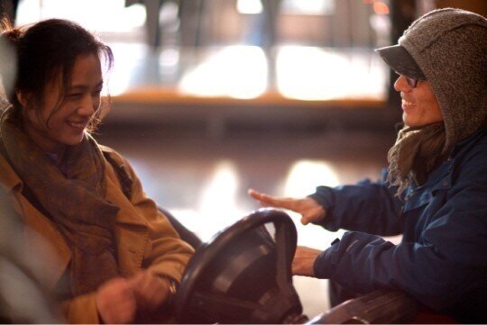 본문 이미지 - 영화 '만추' 촬영 중 김태용 감독과 탕웨이.  ('만추' 스틸컷)