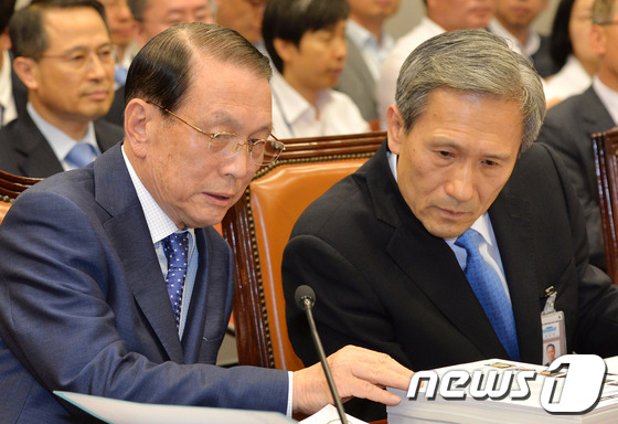 김기춘 전 대통령 비서실장(왼쪽)과 김관진 전 국가안보실장. ⓒ News1