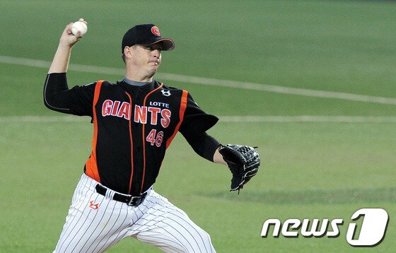 본문 이미지 - 옥스프링이 12일 부산 한화전에 선발 등판해 7이닝 동안 삼진 6개를 잡으며 2실점 호투했다. 이날 옥스프링은 타자들과의 승리를 합작하며 시즌 9승째를 달성했다. ⓒNews1 DB