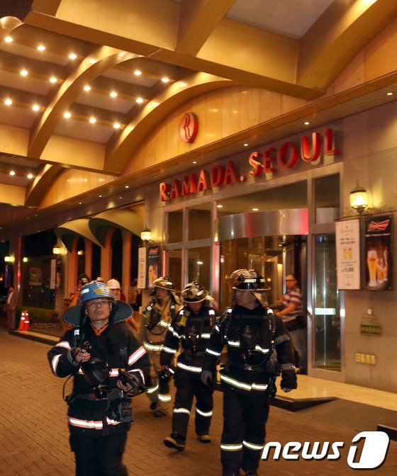 (서울=뉴스1) 한재호 기자 = 8일 서울 강남구 삼성동 라마다서울호텔에서 투숙객 박모씨가 호텔 방문을 걸어 잠근 채 인화물질을 뿌리고 분신자살 협박을 해 경찰과 대치 중인 가운데 …