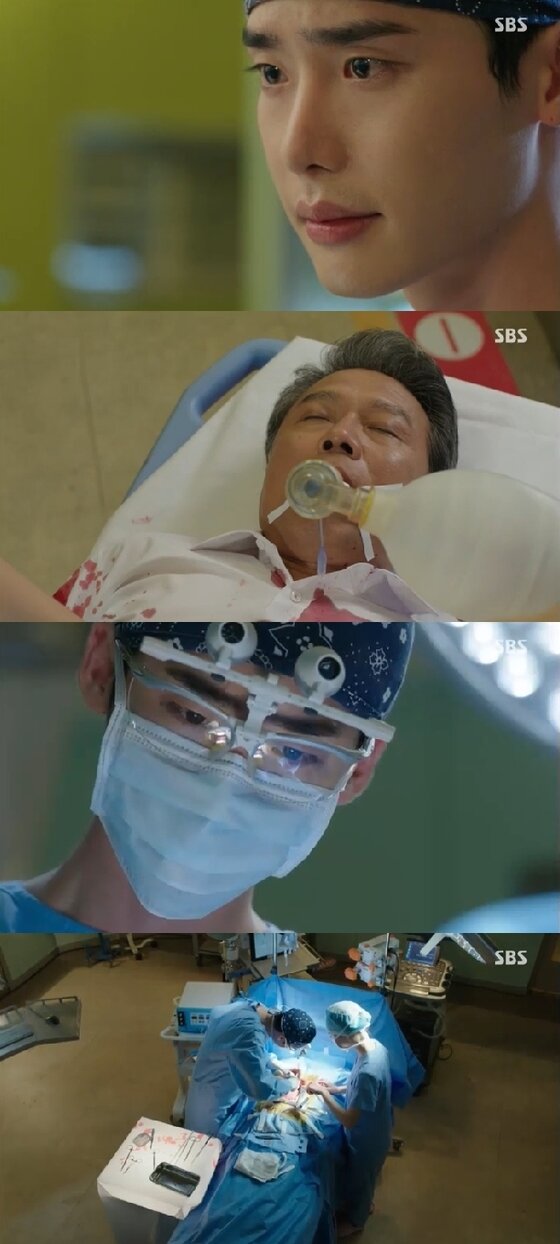 본문 이미지 - 박훈(이종석 분)이 장석주(천호진 분)를 살리려 직접 수술을 했다. © SBS '닥터 이방인' 캡처  