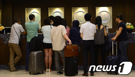 (서울=뉴스1) 박지혜 기자 = 8일 서울 강남구 삼성동 라마다서울호텔에서 투숙객 박모씨가 호텔 방문을 걸어 잠근 채 인화물질을 뿌리고 분신자살 협박을 해 경찰과 대치 중인 가운데 …