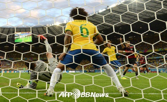 본문 이미지 - 브라질이 자국에서 열린 브라질 월드컵 4강에서 독일에게 1-7로 참패했다. 보고도 믿을 수 없는 일이 2014년 7월9일&#40;한국시간&#41; 눈앞에 펼쳐졌다. © News1 