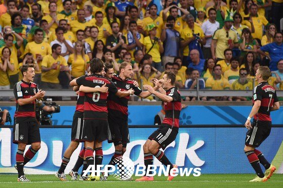 본문 이미지 - 독일 축구대표팀 선수들이 9일 열린 2014 브라질 월드컵 4강전에서 득점을 터트리자 환호하고 있다. © AFP BBNews=News1   이재상 기자