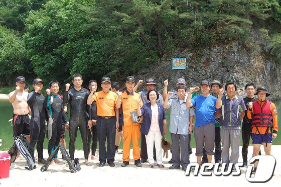 본문 이미지 - 원주소방서 대원들과 시민수상구조대원들이 8일 오후 원주 간현유원지를 찾아 여름철 수난 대비 특별인명 구조훈련을 실시한 후 인명사고 제로화를 위한 다짐을 하고 있다. 이날 훈련은 잠수장비 심화교육, 수중 인명검색 및 구조훈련, 익수자 심폐소생술 등 응급처치 교육으로 진행했다.(원주소방서 제공).2014.7.8/뉴스1 © News1   권혜민 