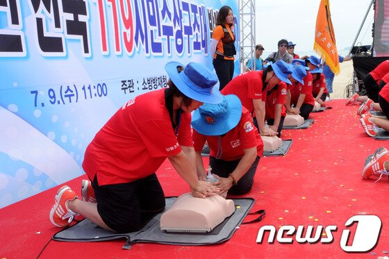 본문 이미지 - 9일 오전 강릉 경포해변에서 열린 '2014 전국 119시민수상구조대 발대식'에서 경포여성의용소방대원들이 심폐소생술 시범을 보이고 있다.이날 발대식에는 중앙119구조단본부, 강원소방본부, 동해해양지방경찰청 소속 최정예 수난구조대의 다수 익수자 인명구조 시범훈련도 함께 펼쳐졌다. 2014.7.9/뉴스1 © News1 서근영 기자