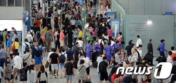 본격 휴가 시작, 이용객들 몰리는 인천공항